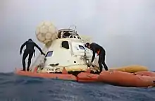Un vaisseau spatial, entouré d'une bouée, flottant sur la mer.