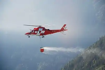 Un AW109 SP de la Garde aérienne suisse de sauvetage en intervention un incendie de forêt à Sennwald en 2018.