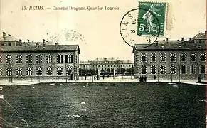 Caserne des Dragons vers 1909, quartier Louvois, Reims.