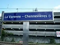 Panneau du nom de la gare sur un quai.