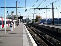 Les quais vus en direction de Chessy. À gauche, un MI 84 stationne sur la voie 3, non accessible pour les trains venant de Paris.