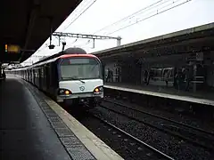 Une MS 61 du RER A quittant la gare de Saint-Maur - Créteil en direction de Boissy-Saint-Léger.