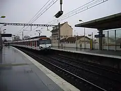 Une MS 61 du RER A arrivant à Saint-Maur - Créteil en direction de Saint-Germain-en-Laye.