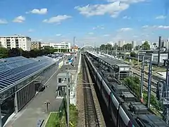 Deux rames du RER B se croisant en gare du Bourget.