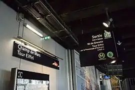 Panneaux indicateurs avec nom de la station et de la correspondance vers la ligne 6 du métro.