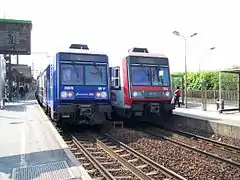 Deux rames Z 20500 au départ, en direction de Melun (voie A) et en direction de Villiers-le-Bel (voie B).