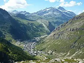 Vue sur Val-d'Isère, le lac du Chevril et le mont Pourri depuis la route du versant nord.