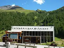 Ancienne devanture du téléphérique du Fornet vers le col de l'Iseran, refait à neuf depuis lors.