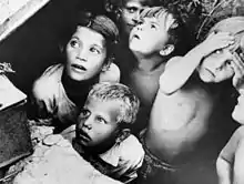Enfants à Minsk en 1941 durant un raid aérien.