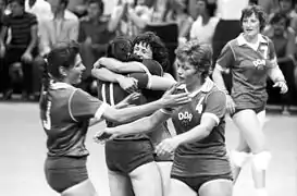 Joueuses se congratulant après une victoire