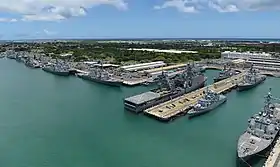 Une vue aérienne de navires amarrés à JB Pearl Harbor-Hickam au cours de l'exercice Rim of the Pacific (RIMPAC) 2014.