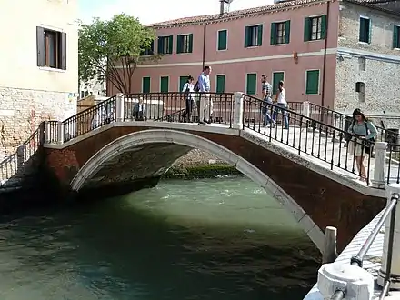 Le ponte de la Misericordia reliant Fondamenta et Ramo de la Misericordia; construit en 1595 sous Marino Grimani et restauré sous Pietro Barbarigo