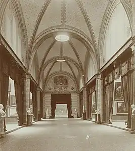 Vue à travers la galerie d'honneur du Rijksmuseum Amsterdam vers La Ronde de nuit, 1898.