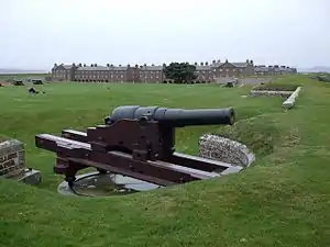 Le seul exemple survivant d'un canon MK1 RML 64-pounder 64 cwt gun (en) se trouve au fort.