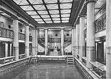 La piscine du Majestic, richement décorée et entourée de colonnes.