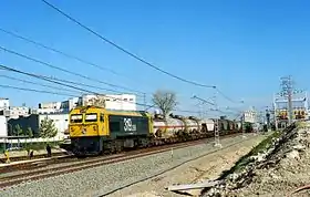 Train de fret traversant la gare de Tardienta.