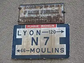 Panneau de la N 7 à Saint-Martin-d'Estréaux (Loire).