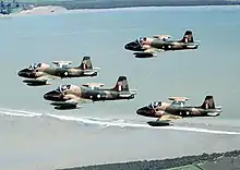 Photographie de quatre avions à réaction volant en formation.
