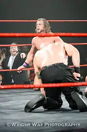 Photo de Rhett Titus pendant un match contre un autre catcheur Jay Briscoe.