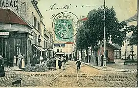 Paysage du centre ville vers 1905. La station du tramway Nogentais et ses rails, implantés au plein milieu de la rue, peut être aperçue.