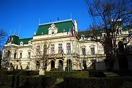 façade néo-classique du palais