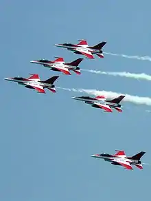 Vol en formation des F-16 de la patrouille acrobatique singapourienne