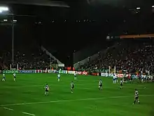 Photographie d'une touche dans un match de rugby à XV entre l'Italie en maillots blancs et l'Écosse en maillots gris et bleus
