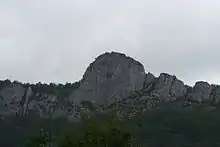 La "roche ronde" ou le "chapeau de gendarme" enplacement du château de Miramont au-dessus du village de Rabat les Trois Seigneurs