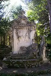 Monument montpelliérain de Jacques Villeneuve vu de face.