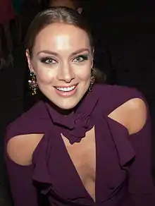 Rachel Skarsten interprète Alice