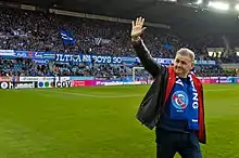 Pierre Ménès sur le terrain du stade de la Meinau saluant le public