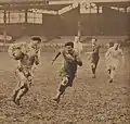 Pierre Geschwind du Racing déborde l'ailier du FCO au Stade Buffalo en 1931