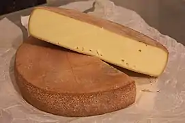 Demi-meule de raclette.