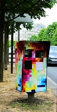 Un papier peint de pixels colorés habillant un radar fixe