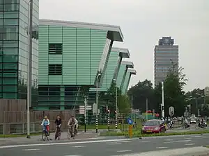 Heyendaalseweg avec les 4 ailes du bâtiment Huygens (à gauche) et le bâtiment Erasmus (à droite).