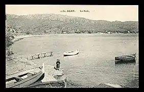 Carte postale noir et blanc. Rade bordée de montagnes.