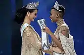 Ayu Maulida portant le kebaya avec la Miss Univers 2019, Zozibini Tunzi, lors de la cérémonie du Puteri Indonesia 2020.