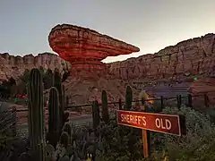 Piste au milieu du décors inspiré de Radiator Springs