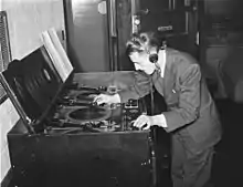 Photo d'un technicien à la programmation musicale