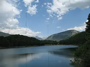 Les deux pylônes de l'installation depuis les rives du lac d'Engolasters