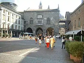 Le Palais de la Raison (Piazza Vecchia).