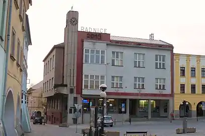 Place S. Freud : hôtel de ville.