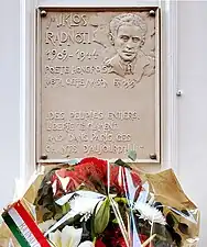 No 16 : plaque en l'honneur de Miklós Radnóti.