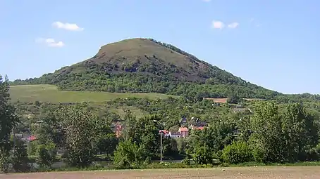 Le mont Radobýl (399 m),au nord-est de la commune.