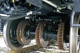 Paire de roues d'un wagon central "Meridian" avec trois disques de frein, intégrée dans un bogie Görlitz VIII.