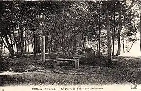 La table des amoureux a remplacé le Temple au Loisir et aux Muses, au Petit Parc.