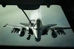 Un avion de combat vu de dessus.