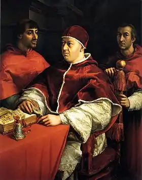 Image du pape assis sur le siège papal à son bureau, devant un livre de prières, regarde vers la gauche du tableau et tient de sa main gauche une loupe richement décorée, tournant le dos à deux personnages en habit de cardinal.