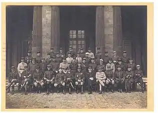 Photographie d'une promotion d'une école militaire avec nombreux personnages alignés.