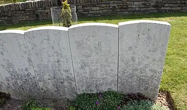 Quatre tombes de soldats du "Northumberland Fusiliers" tombés le 23 août 1918.